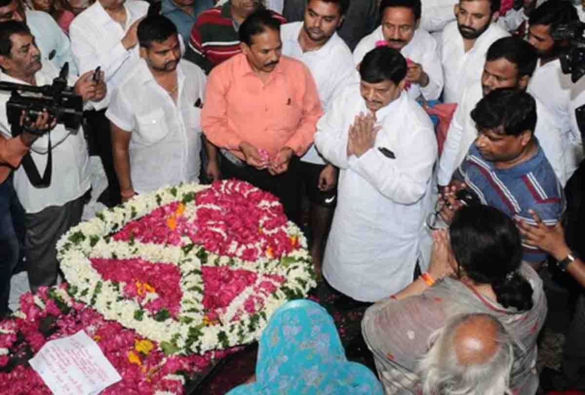 Shiv Pal and Akhilesh arrived for the last glimpse of poet Neeraj 