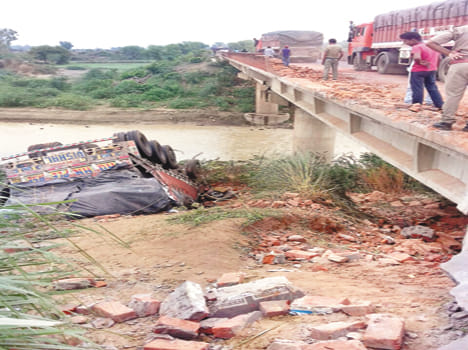 No truck stopped in river, truck driver dies