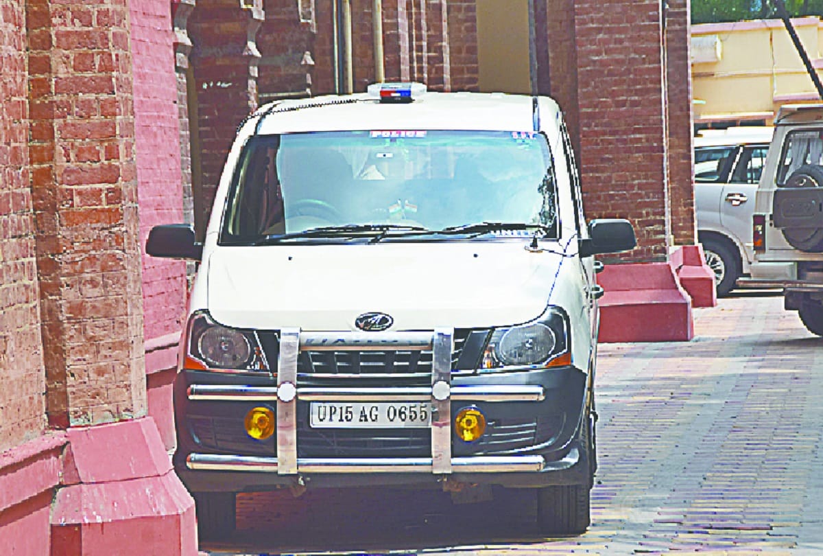 UP: officers who are following the rules are breaking the rules, see themselves in pictures