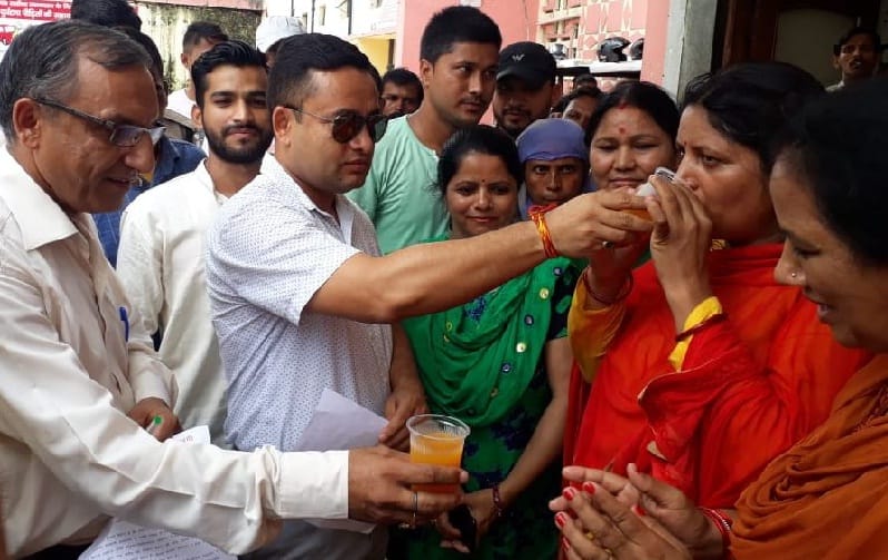 एसडीएम ने जूस पिलाकर खत्म कराई भूख हड़ताल