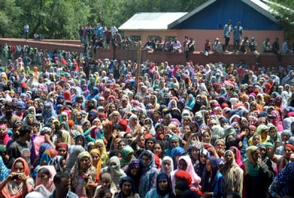 j&k women and heavy crowd came in funeral of militant killed by forces some militants did firing too