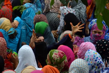 j&k women and heavy crowd came in funeral of militant killed by forces some militants did firing too