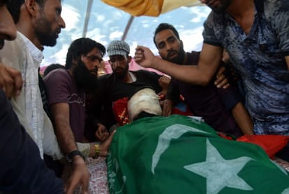j&k women and heavy crowd came in funeral of militant killed by forces some militants did firing too