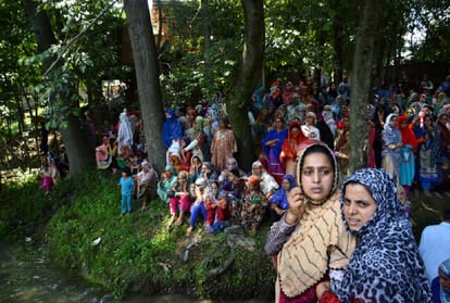j&k women and heavy crowd came in funeral of militant killed by forces some militants did firing too