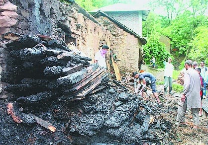 जोगिंद्रनगर के भराड़ू में 3 गोशालाओं में आग लगने से 6 मवेशी जिंदा जले