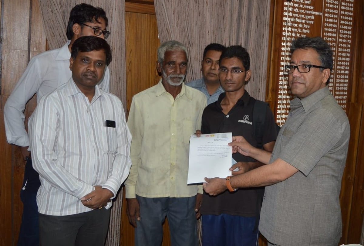 Shivraj Singh will pay the fees of ragpicker son who cracked AIIMS exam in first attempt
