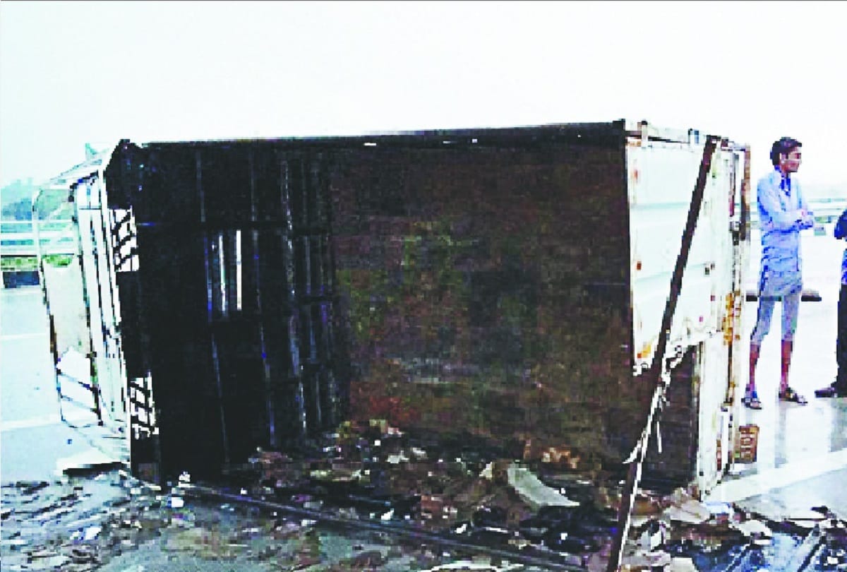 UP: Truck full of alcohol unbalanced On the express way, bottles lost in minutes 