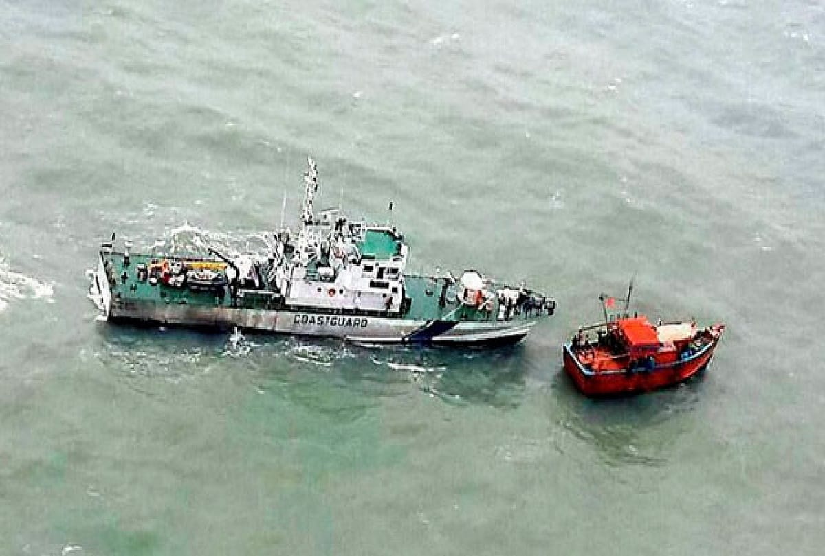 Colombo: Sri Lankan Navy arrested 54 Indian fishermen, seized five boats