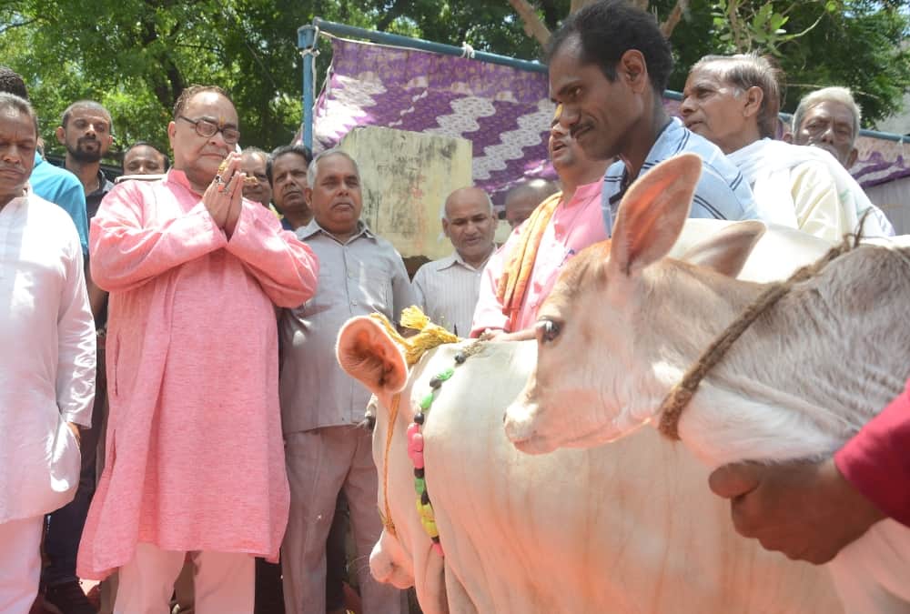 BJP MLC bukkal nawab did godan in lucknow.