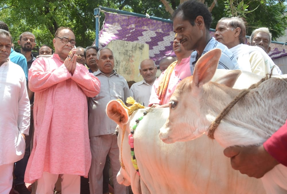 BJP MLC bukkal nawab did godan in lucknow.