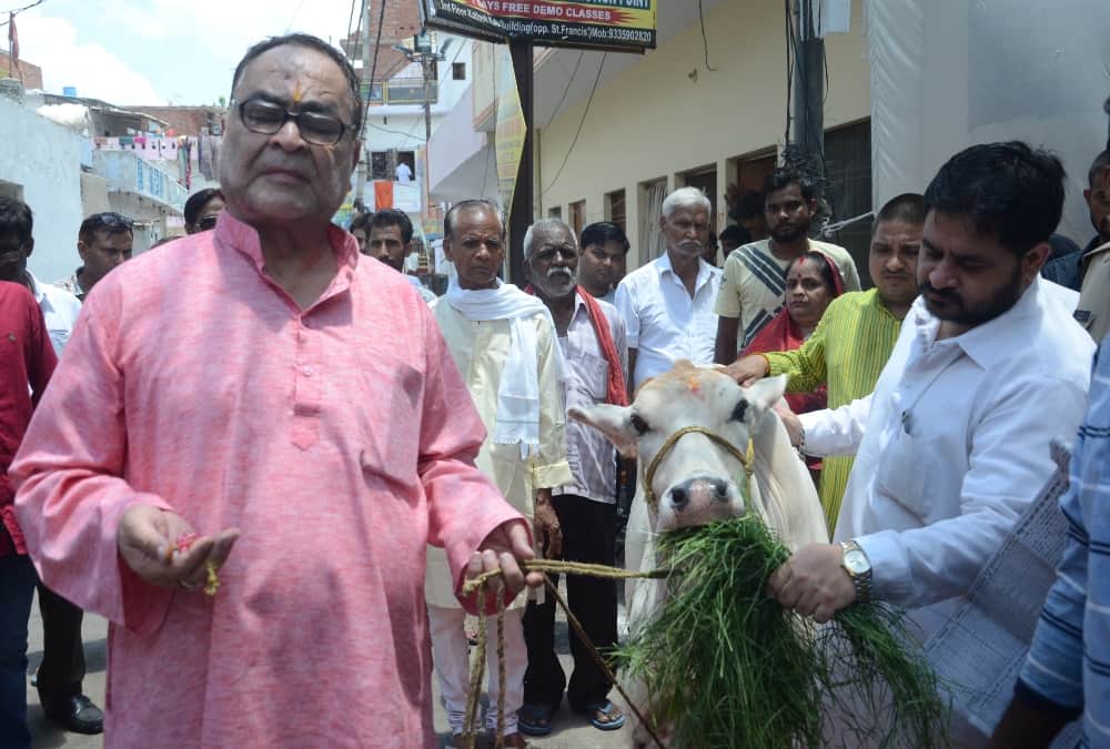 BJP MLC bukkal nawab did godan in lucknow.