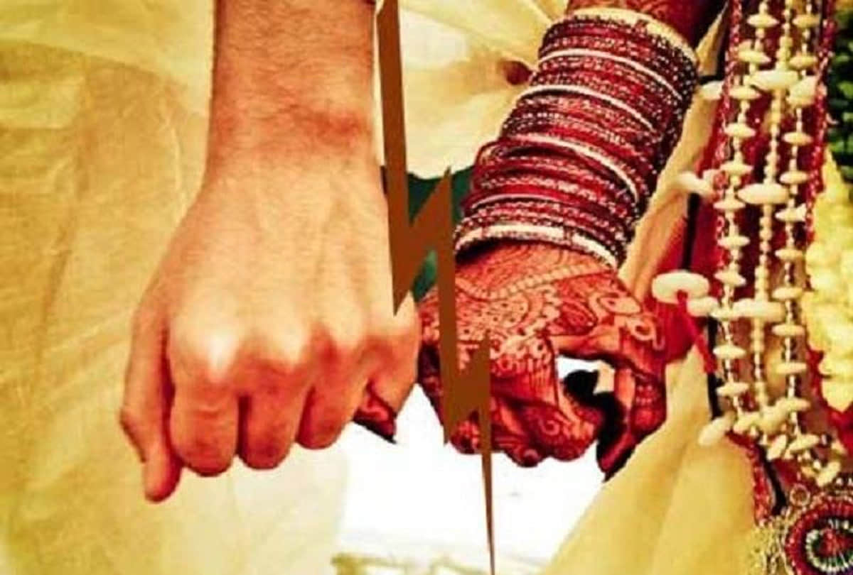 Bride refuses marriage looking at groom