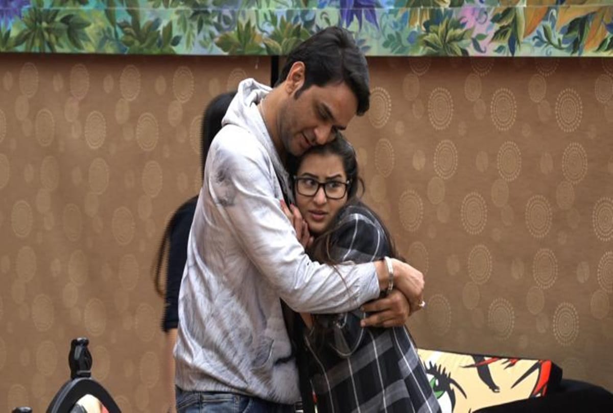 Rahul Gandhi Hugs Pm Modi 4 More Surprising Hugs Of bollywood