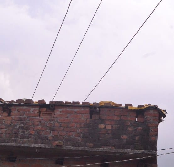 एलटी लाइन की चपेट में आकर मजदूर की मौत, वृद्घा झुलसी