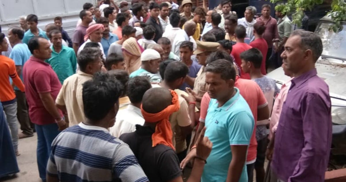 Six people killed in road accident in jaunpur