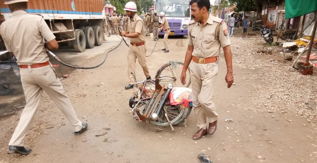 Six people killed in road accident in jaunpur