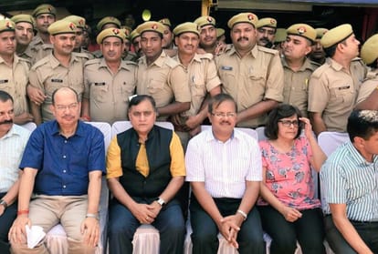 UP DGP had lunch with police men on dhaba.