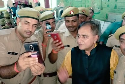 UP DGP had lunch with police men on dhaba.