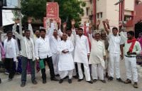 शुद्ध पेयजल के लिए ग्रामीणों का प्रदर्शन