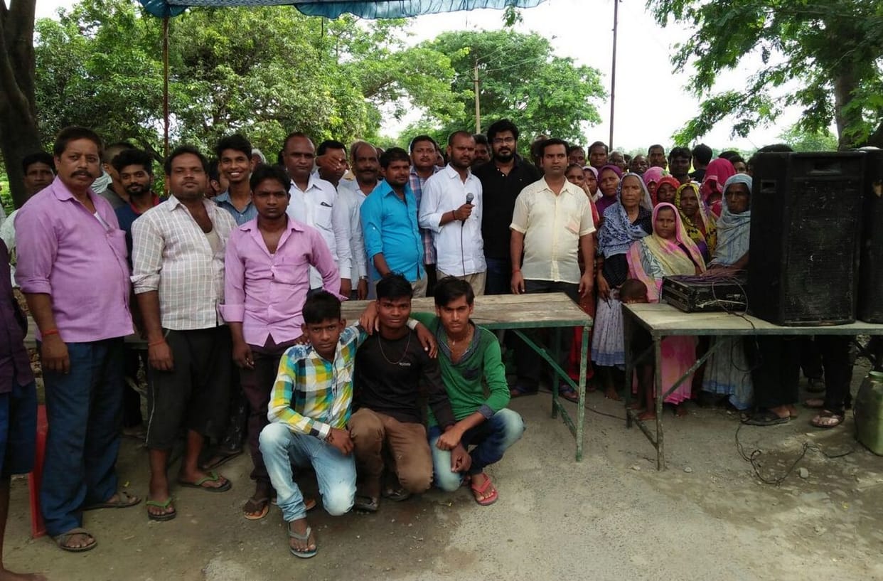 मुआवजे के लिए सड़क पर किसानों  दिया धरना