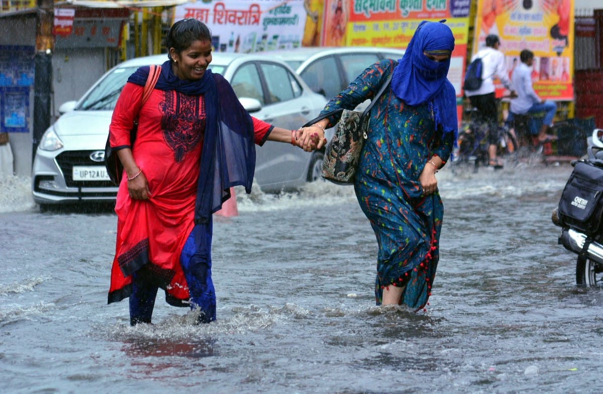 25/5000 shahar mein jhamaajham barasa paanee Jhajjham rain water in the city