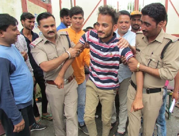 कॉलेज प्रशासन का दावा सोमवार को खुलेगा कॉलेज