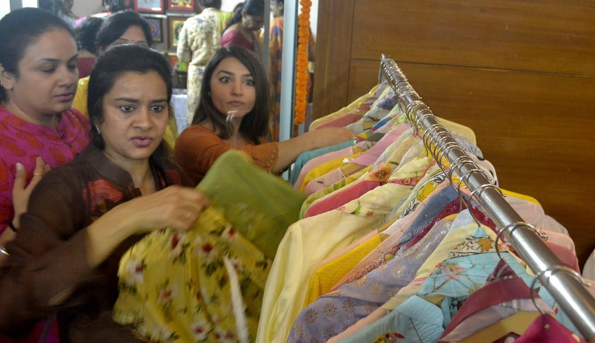 Varanasi ladies shopping in fair due to sawan