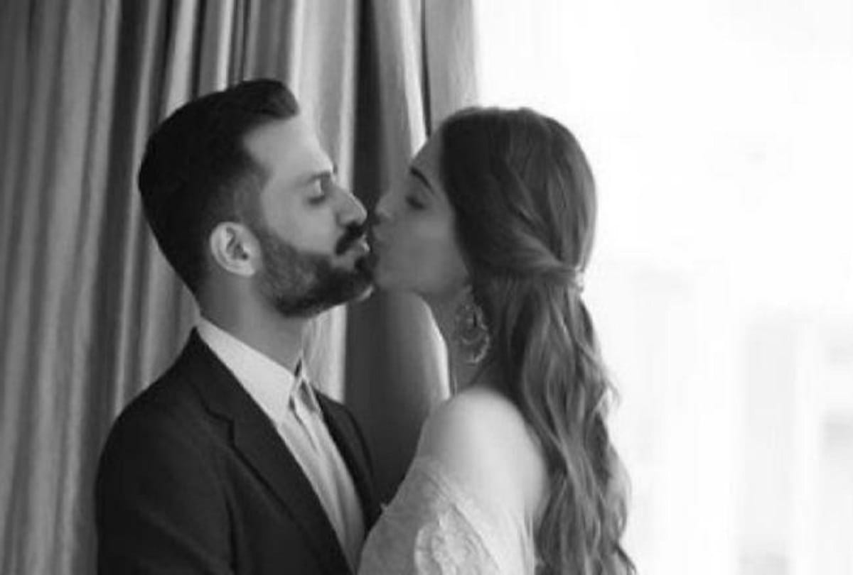 sonam kapoor post kissing pic with anand ahuja