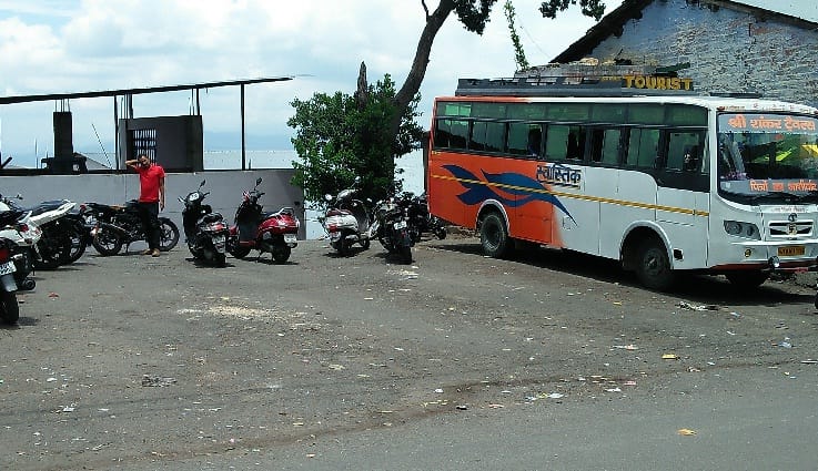 Kemu buses are waiting for the second day in the district