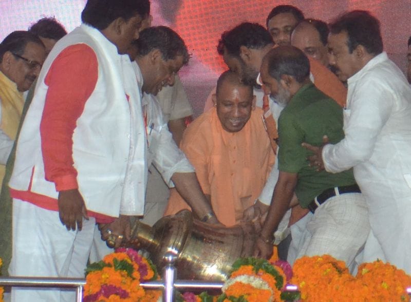 101 किलो का घंटे को देख मुस्कुरा गए योगी