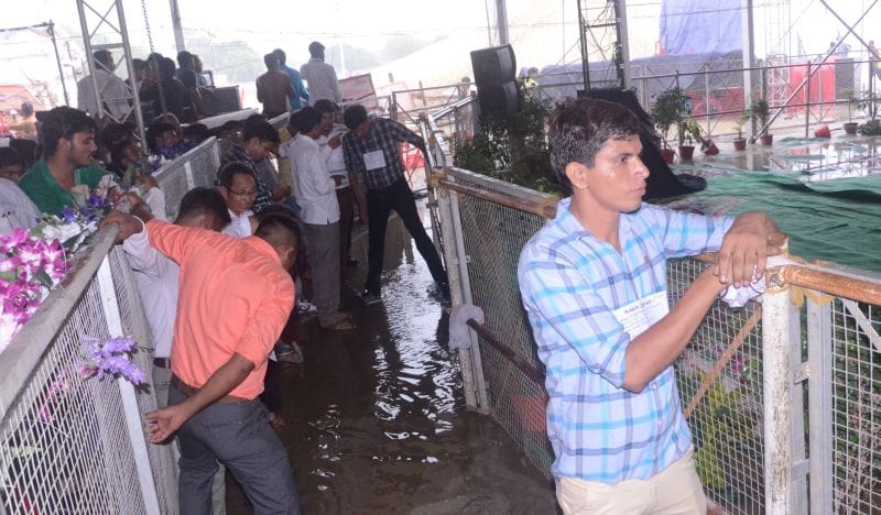 बारिश भी न रोक सकी योगी के कदम