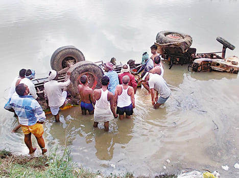 Tractor trolley falls into canal, Four family members die
