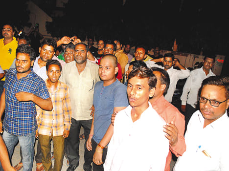 SI Suspend to bring BJP leader to police station during vehicle checking