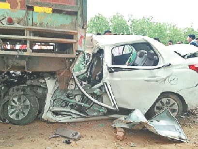 highway par truck se takrayi car, saas-bahu ki maut