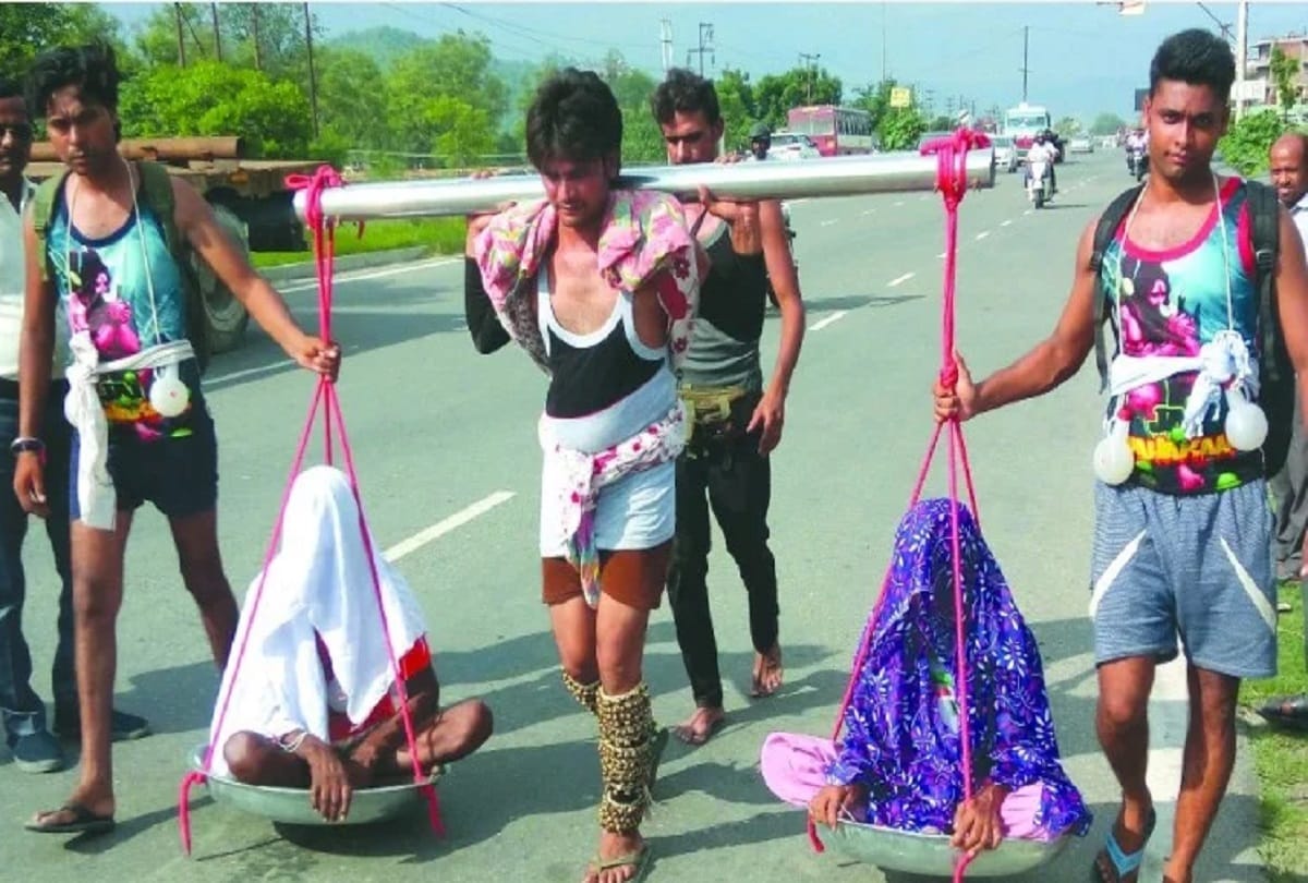 Shravana : Boy having grandparents on his shoulder completed his journey from Haridwar to Meerut 