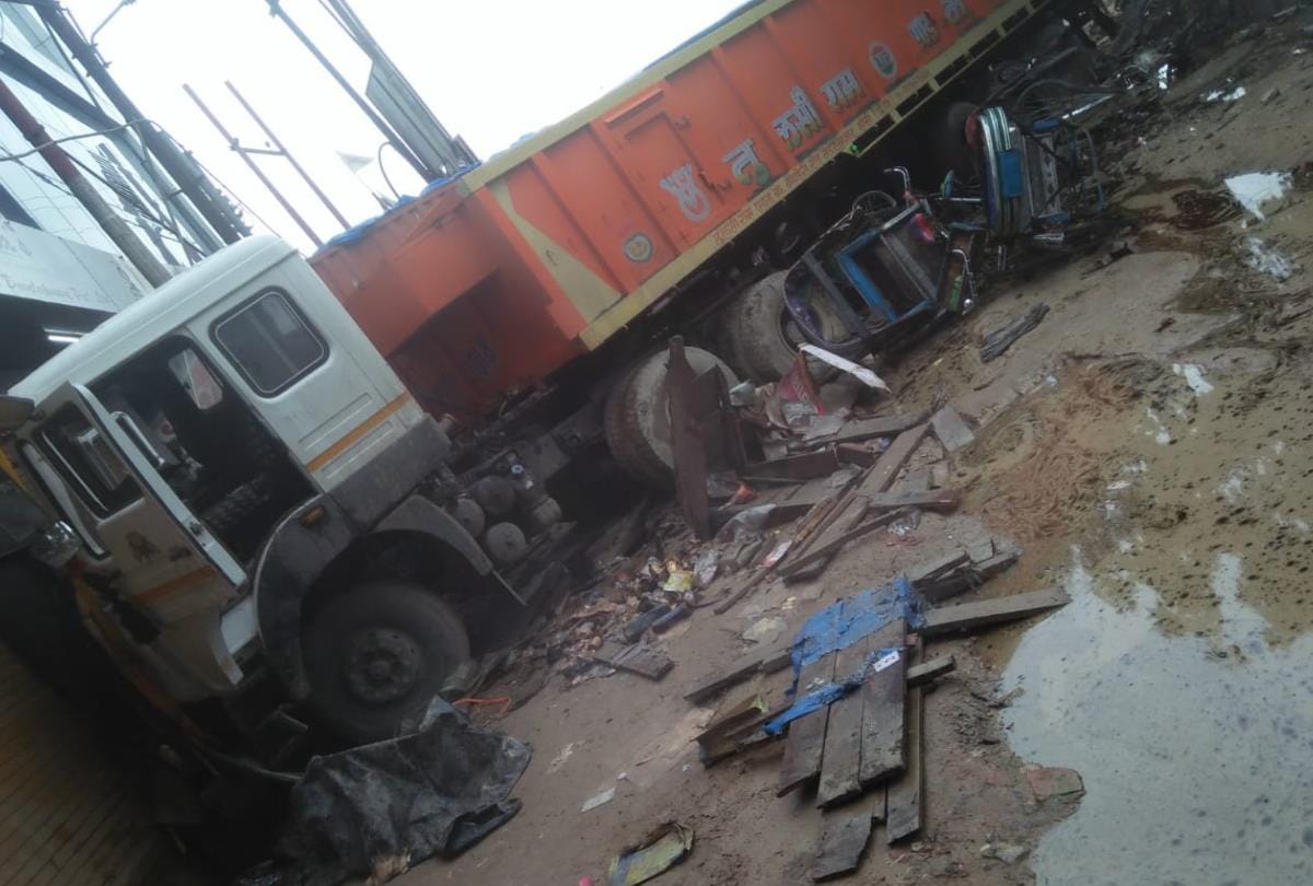 two truck hit a building in sitapur