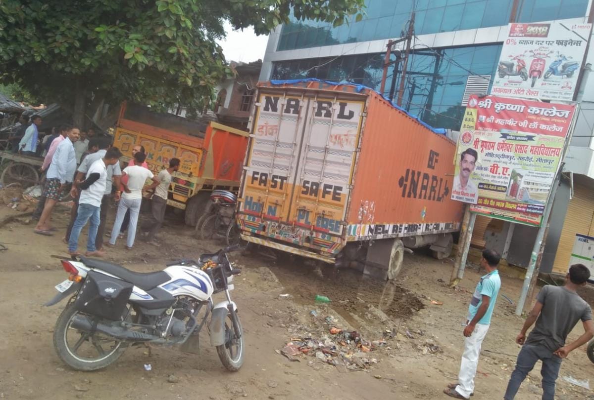 two truck hit a building in sitapur