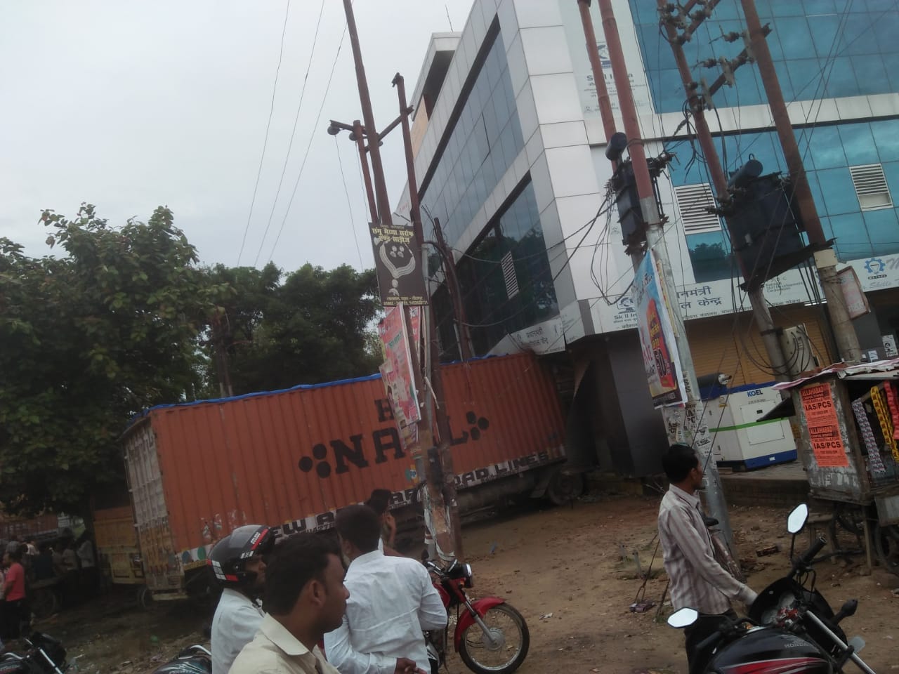 two truck hit a building in sitapur