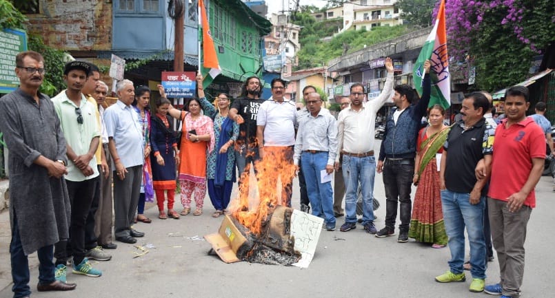 Congressmen blow the effigy of BJP government in the state
