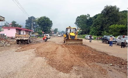 नौलखा से डडौर तकगड्ढे भरने का कार्य शुरू