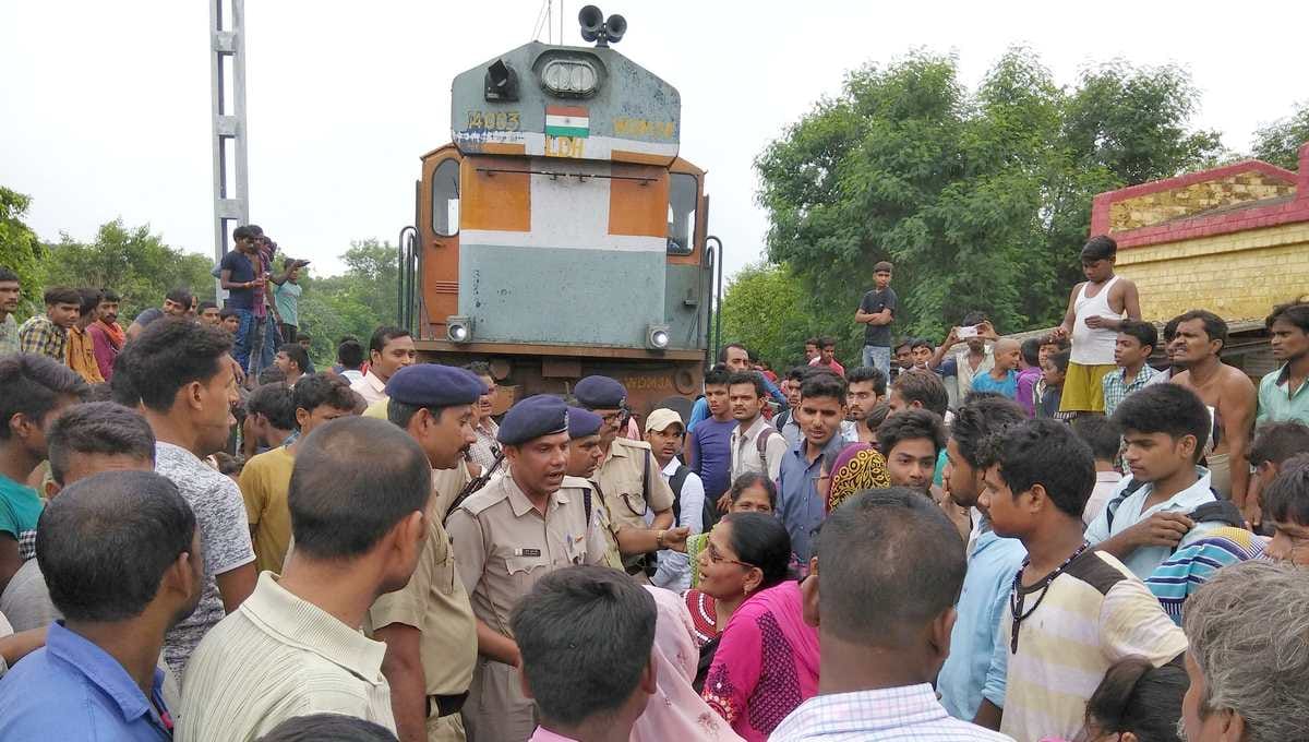 Railway staff protest in front of train for water 