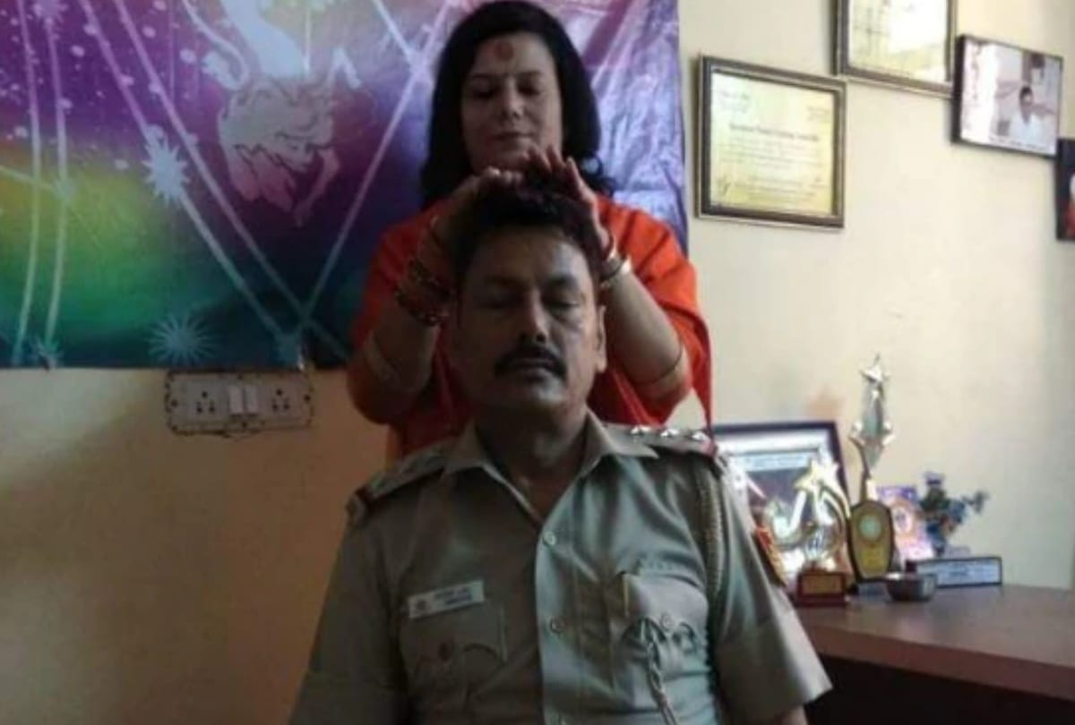 delhi janakpuri police station sho indrapal photo goes viral with godwoman namita he tranferrred