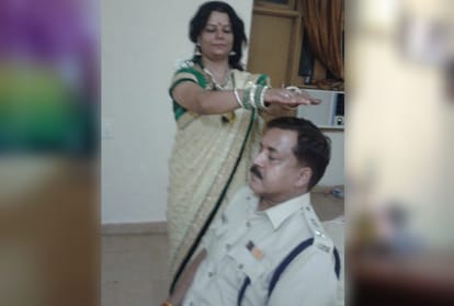 delhi janakpuri police station sho indrapal photo goes viral with godwoman namita he tranferrred