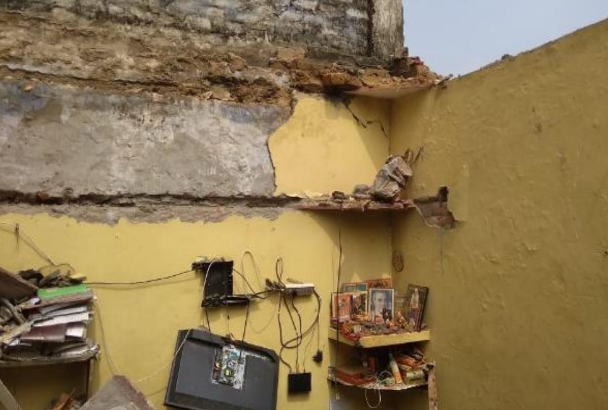 roof of a house collapsed in delhi three children get orphan after parents died in it