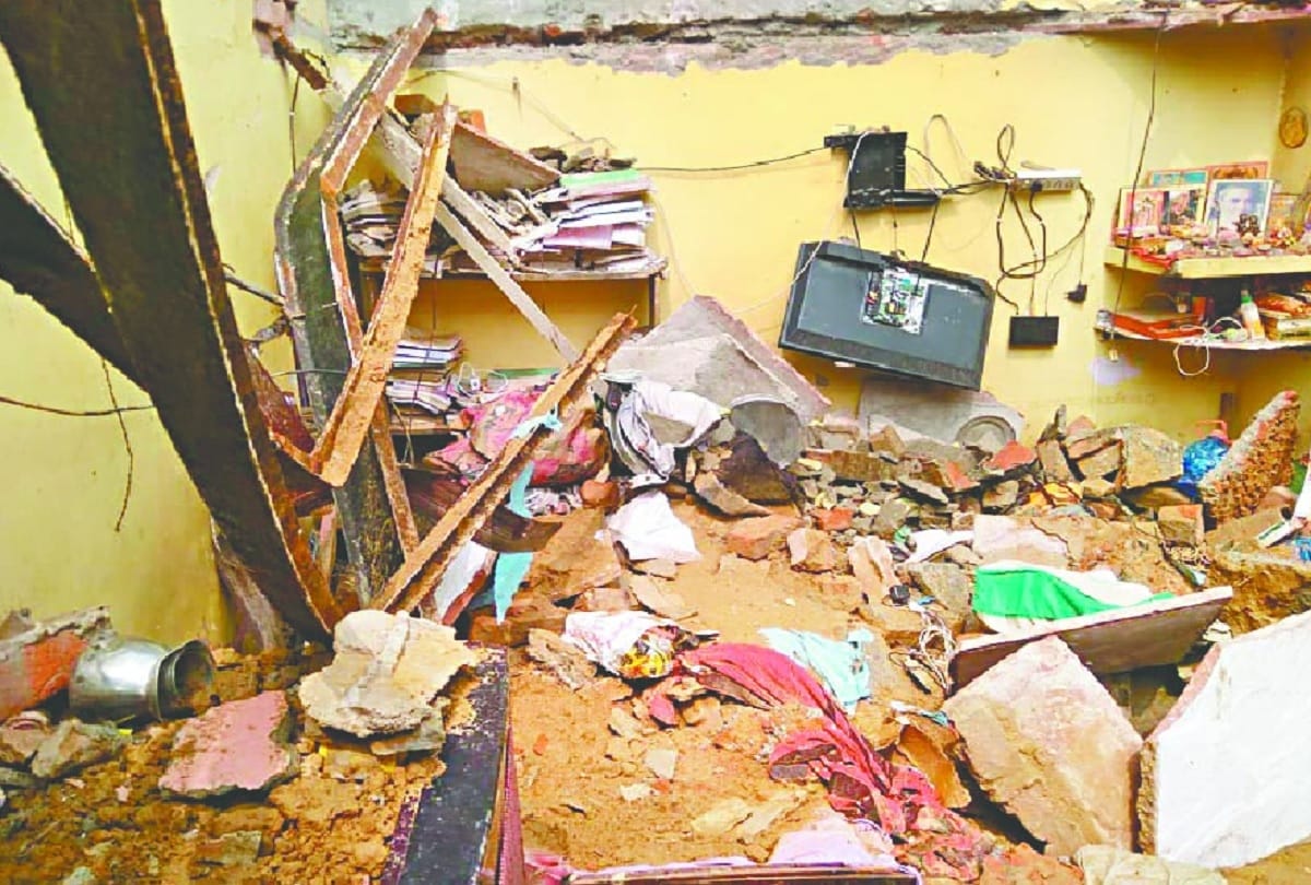 couple died after a house collapsed near dwarka at delhi