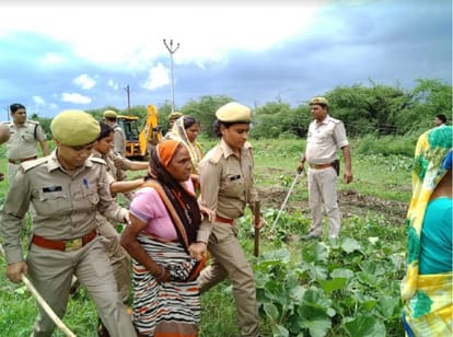 Police takes possession of land from farmers by lathi charge  