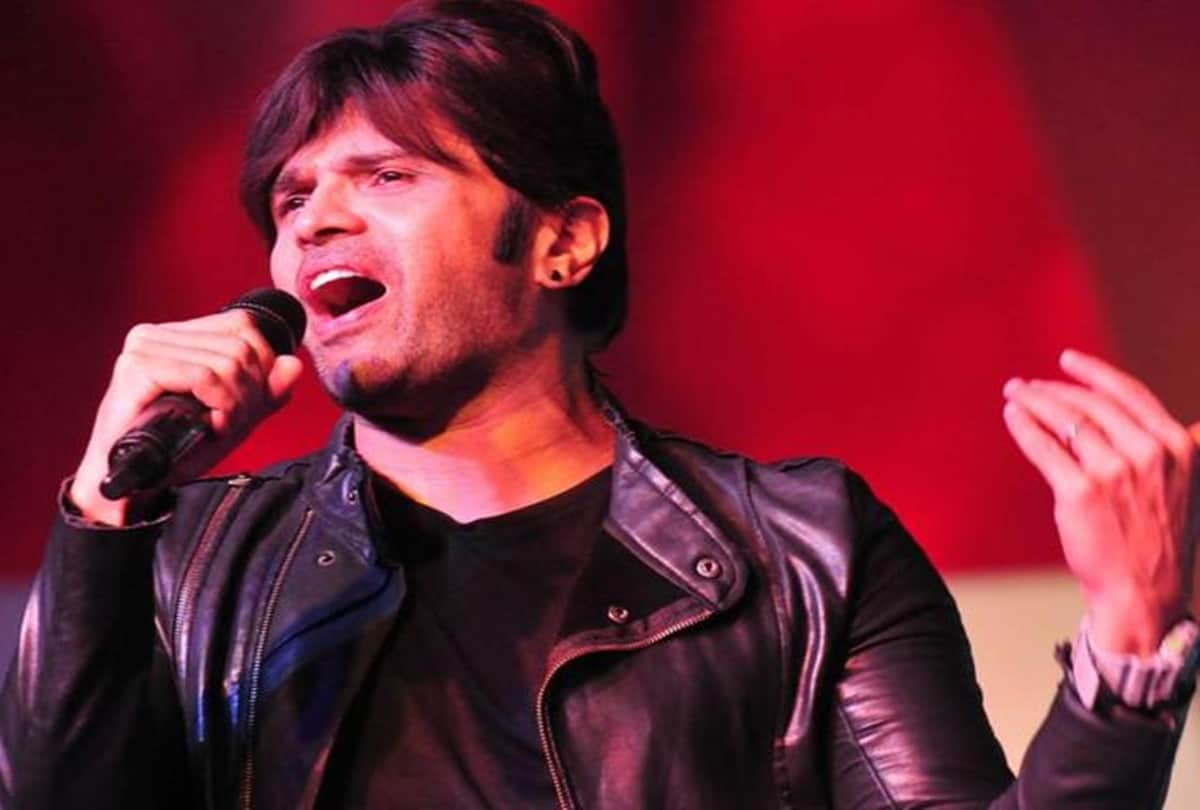 singer Himesh Reshammiya met with a car accident in the morning