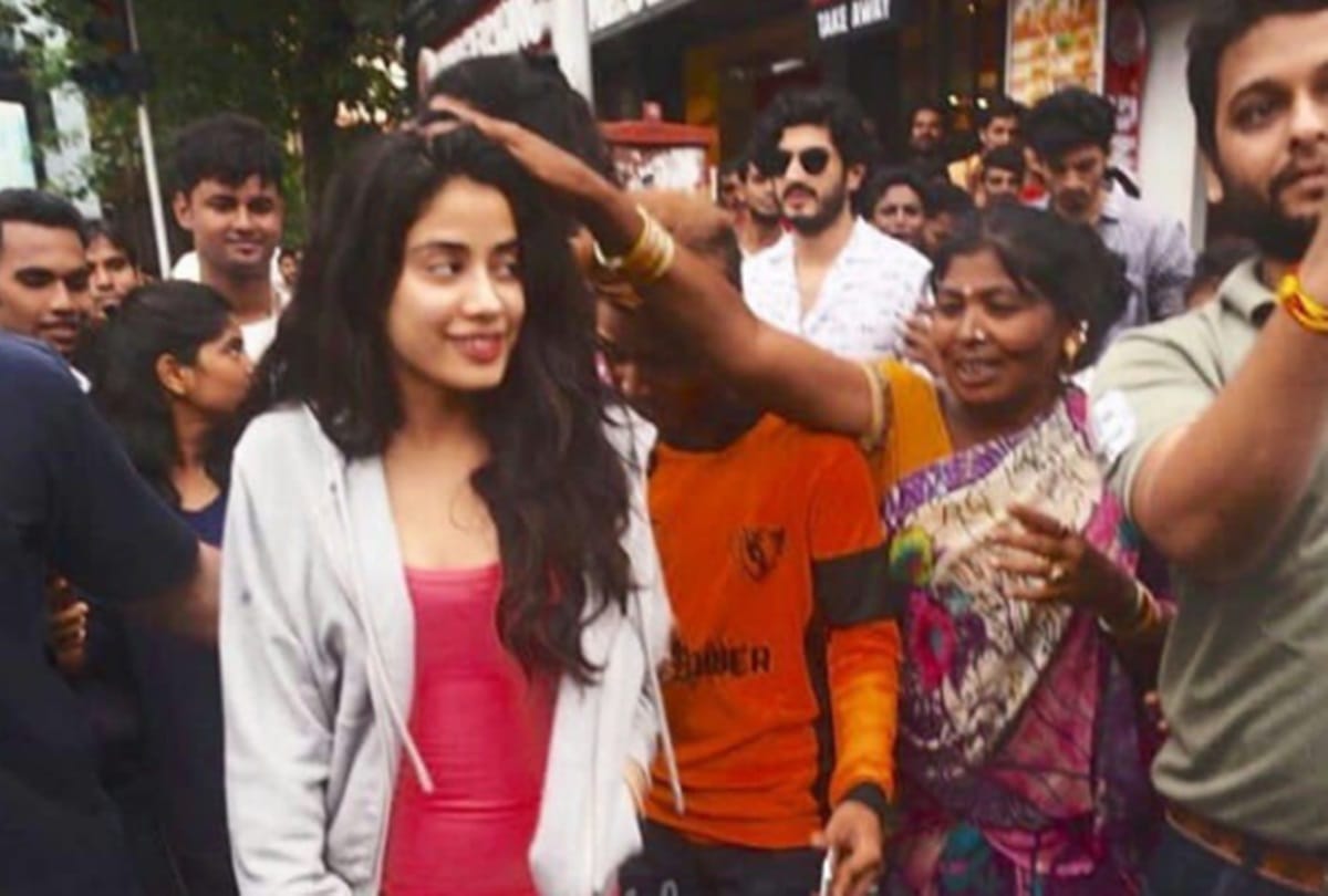 Fans go crazy to see Dhadak star Janhvi Kapoor watch video