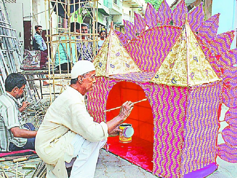 teen peerio se kaavar bana raha muslim parivar