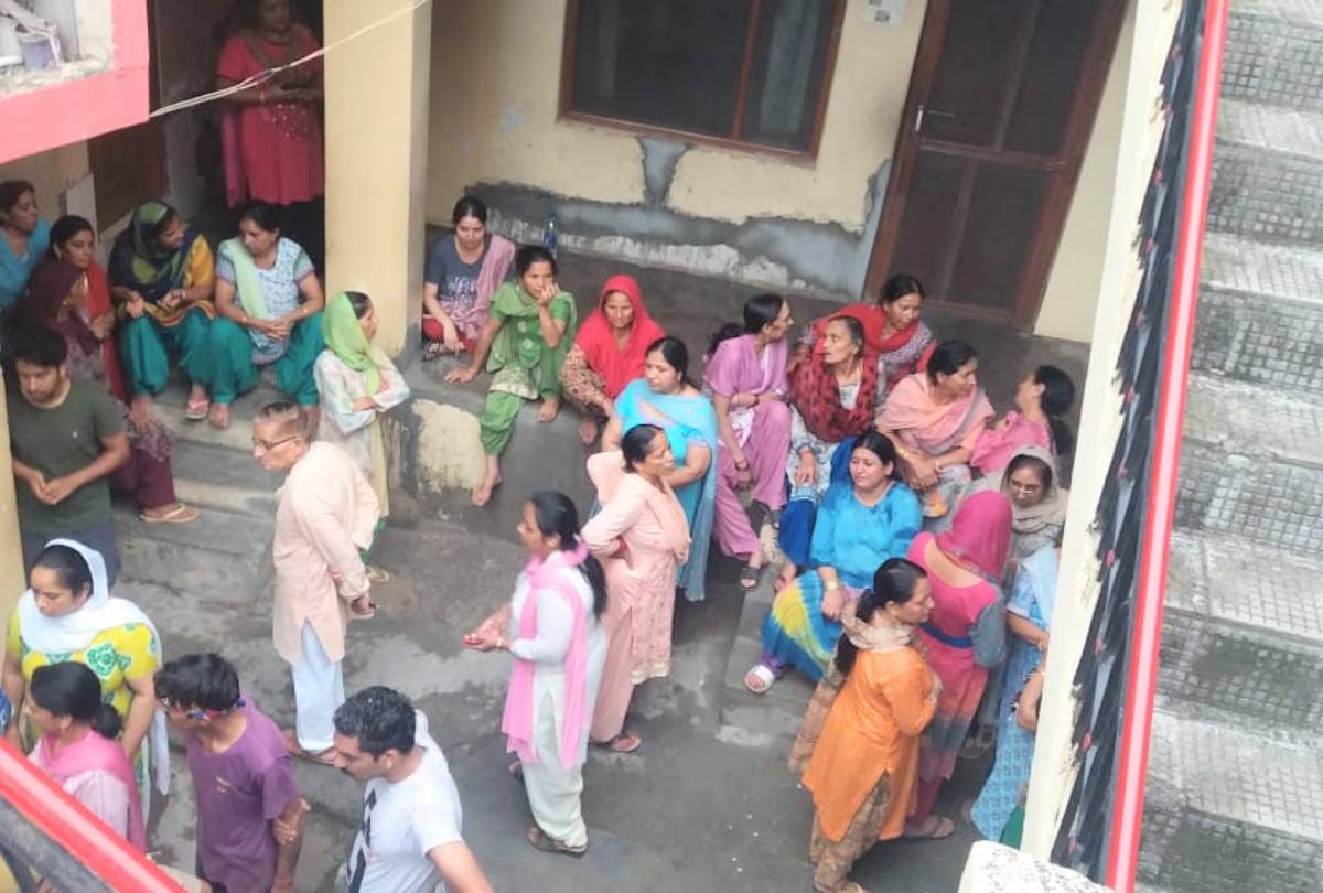 Fire Breaks Out in residential building Ner Chowk Mandi Himachal Pradesh